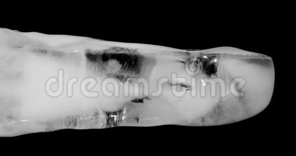 冰棒融化在阿尔法冰铜上冰做的棍子时光流逝视频的预览图