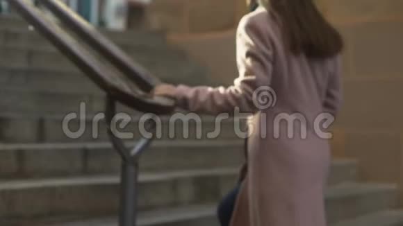 年轻时尚的女士上楼走在美丽的老城区游客视频的预览图