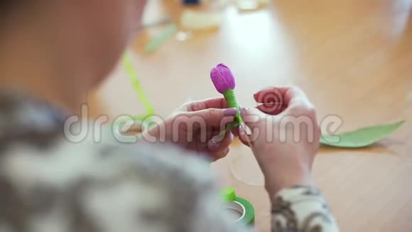 女人用五颜六色的纸做花视频的预览图