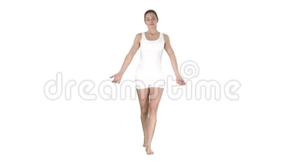 在白色背景下散步的女人做早晨伸展运动视频的预览图