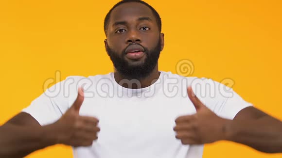 微笑的黑人男子竖起大拇指良好的服务改进理念评论视频的预览图
