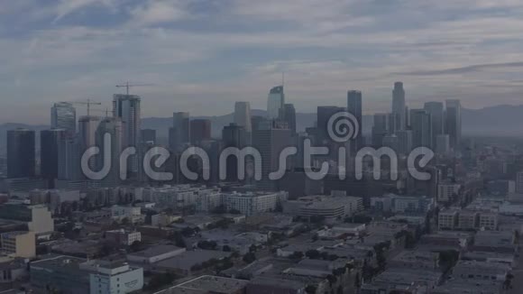 日出时加州洛杉矶市中心的无人机拍摄视频的预览图