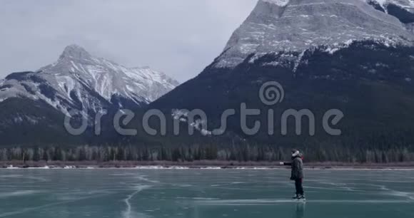 两个人在冰冻的湖面上滑冰视频的预览图