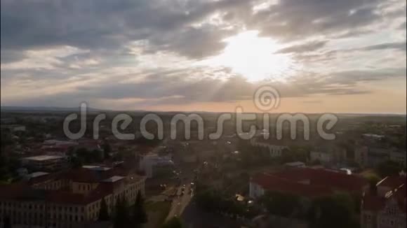 夏日利沃夫城市景观空中全景4k时间流逝乌克兰视频的预览图