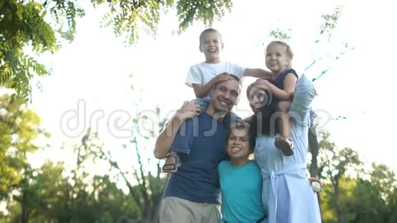有三个孩子的大家庭肖像快乐的家庭假期快乐的孩子子女和父母丈夫和妻子视频的预览图