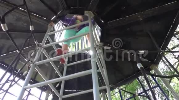 女孩爬上操场上的梯子视频的预览图