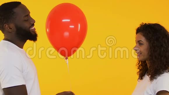 美国黑人男子送气球给漂亮的女人生日问候感情视频的预览图
