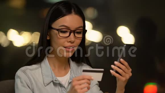 亚洲女性通过手机应用程序支付账单轻松在线购物银行业务视频的预览图