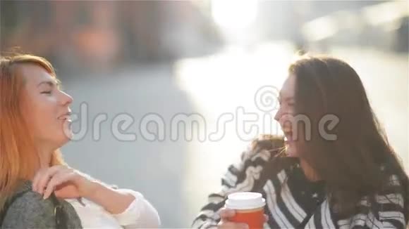 两个漂亮的年轻时尚女孩在户外玩得很开心迷人的年轻女性在夏季城市喝咖啡快乐视频的预览图