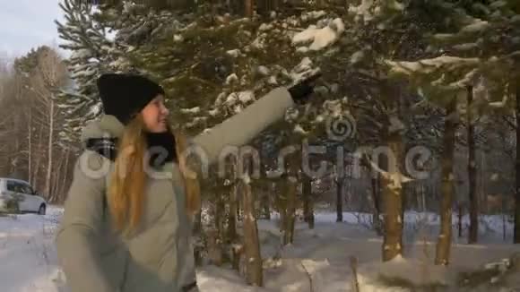 快乐的少女在寒冷的雪天散步享受冬林视频的预览图