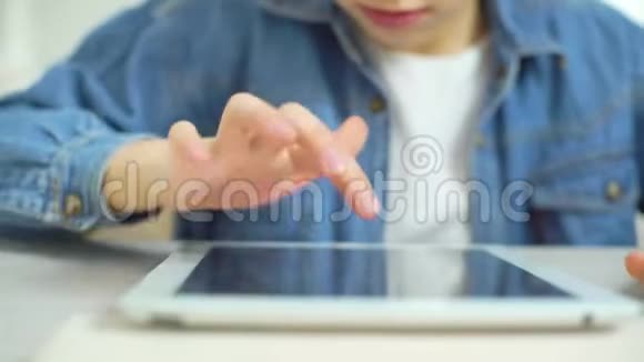 在网上玩游戏时儿童手指触摸平板电脑屏幕视频的预览图