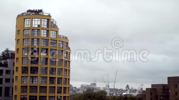以城市为背景的现代建筑多层住宅建筑行动现代设计住宅视频的预览图