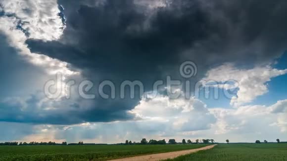 带漏斗云和雨的旋转云移动快延时4k视频的预览图