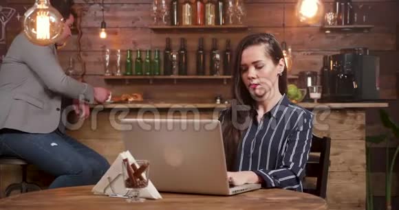 服务员在餐桌上给一位年轻漂亮的白种人女人端咖啡视频的预览图