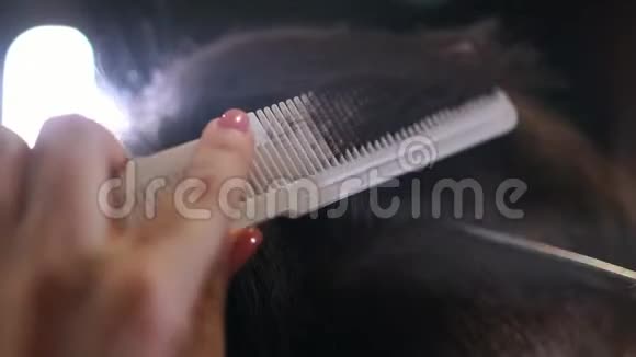 在一家美容院里剪发剪子的男士们框架在美发沙龙剪发专业人员视频的预览图