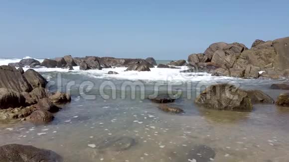 波浪冲击岩石和填充潮池低通道2视频的预览图