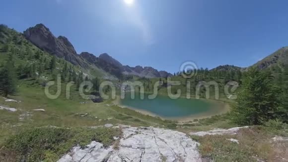 4k意大利阿尔卑斯山蓝色高山湖概况视频的预览图