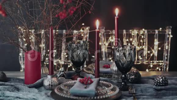 桌子上的蜡烛都在燃烧着圣诞餐桌视频的预览图
