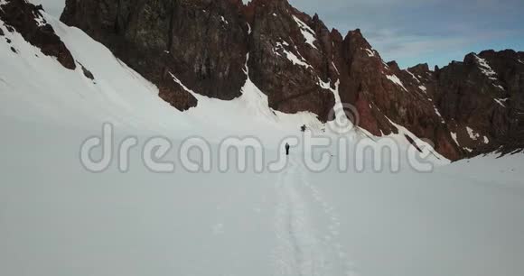冰川上的一群人山的地形在悬崖和石头的边缘视频的预览图