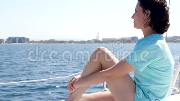 夏天海上航行时在游艇上的女孩在背景中海洋空间视频的预览图