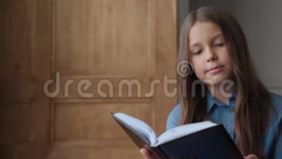 为教育可爱的孩子或学习的女孩阅读书籍视频的预览图