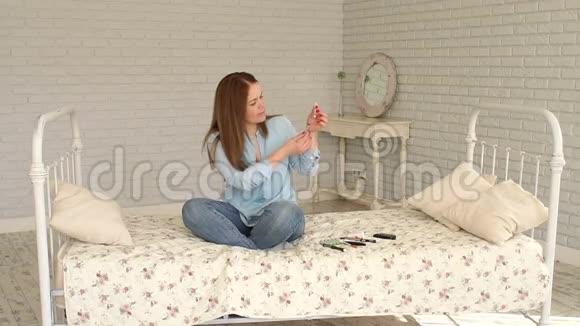 糖尿病女孩坐在床上将胰岛素拨入注射器注射视频的预览图