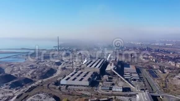 冶金厂鸟瞰图过度下垂环境污染视频的预览图