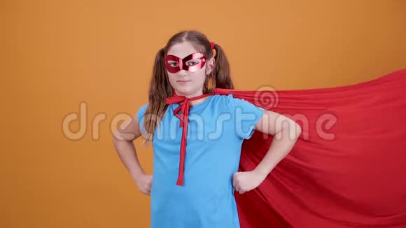 扮演电影中超级英雄角色的女孩视频的预览图