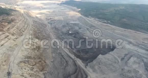 大型煤矿和车辆视频的预览图
