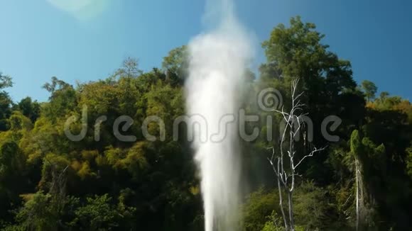 在泰国清迈的方温泉火山温泉的移动镜头在天空中升起视频的预览图
