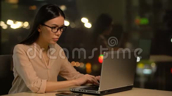 疲惫的女人在笔记本电脑上工作积极打字感觉手腕疼痛工作过度视频的预览图