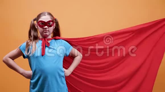 带着超级英雄斗篷的少女视频的预览图