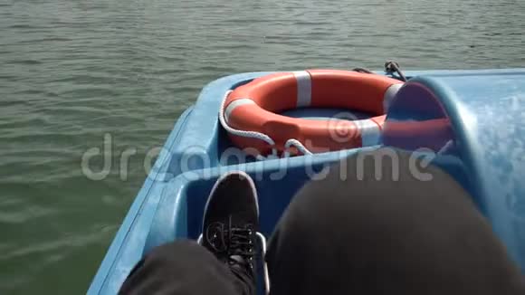 曼斯的脚在湖上用水上自行车旋转踏板为游客提供旋转船与朋友一起进行有趣的夏季活动视频的预览图