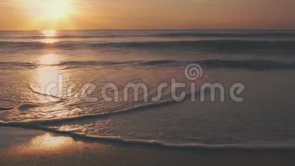 海水中日落视频的预览图