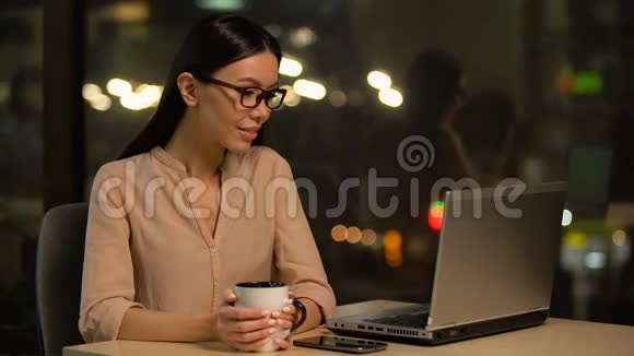 在自助餐厅工作时喝咖啡的女孩视频的预览图