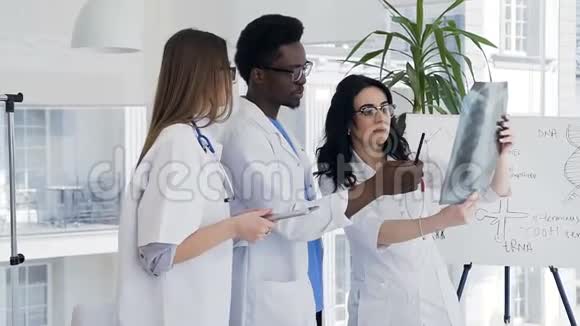一群医生在现代诊所讨论x光视频的预览图