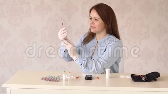一个糖尿病妇女的肖像她用胰岛素注射器拿起胰岛素视频的预览图
