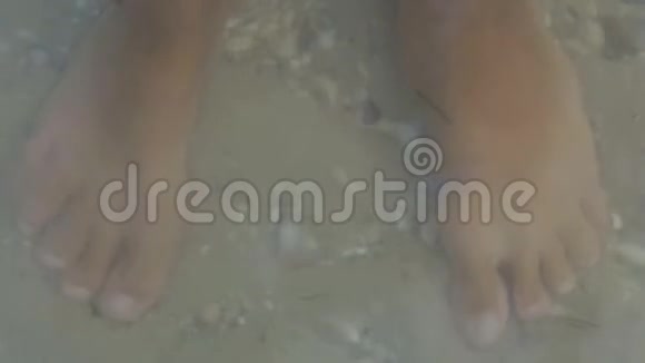 宝宝的脚在海水里视频的预览图