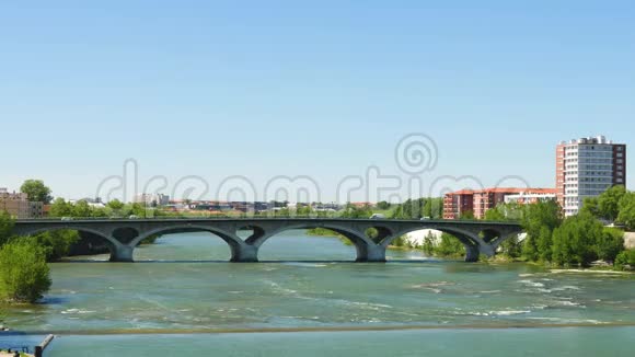 法国图卢兹加隆河上的桥视频的预览图