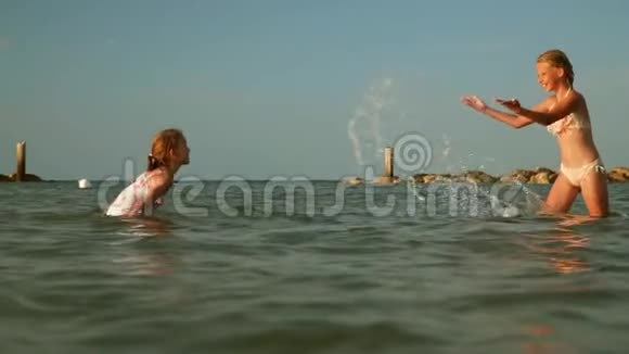 两个女孩泼水视频的预览图