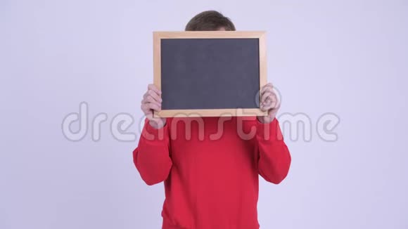 穿着衣服的年轻人露出脸拿着黑板视频的预览图