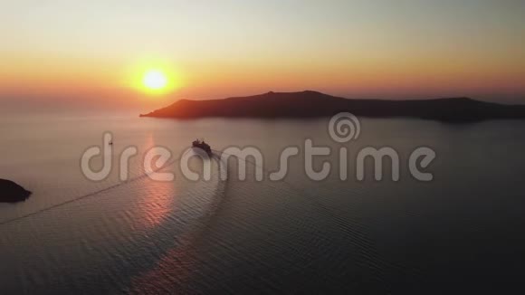 日落山托里尼岛小镇游船全景视频的预览图