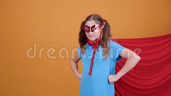 少女作为超级英雄准备飞向天空视频的预览图
