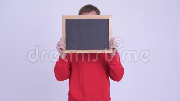 快乐的年轻人露出脸拿着黑板视频的预览图