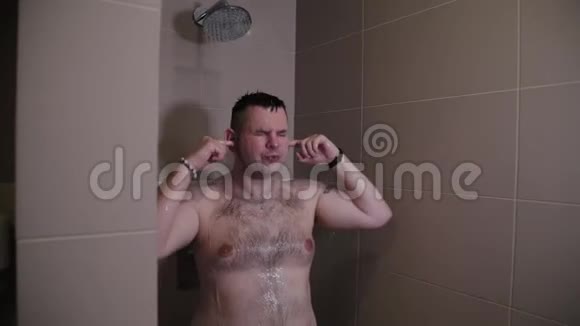 快乐有趣的男人洗澡视频的预览图