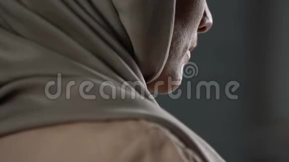 戴头巾的女性默默祈祷仰望天空与上帝交谈信仰视频的预览图
