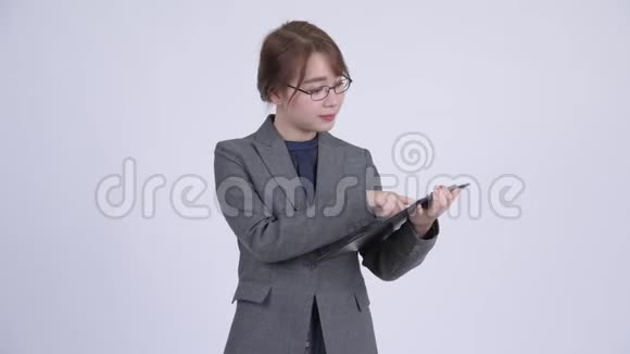 年轻快乐的亚洲女商人展示剪贴板竖起大拇指视频的预览图