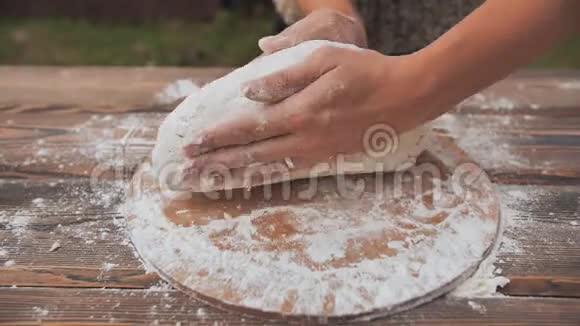 一个年轻的女人用手揉面团把它放进模子里自制面包烘焙视频的预览图