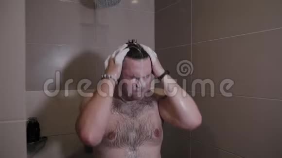 快乐有趣的男人洗澡视频的预览图