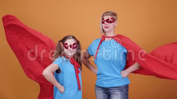 可爱的少女和她妈妈假装是超级英雄视频的预览图